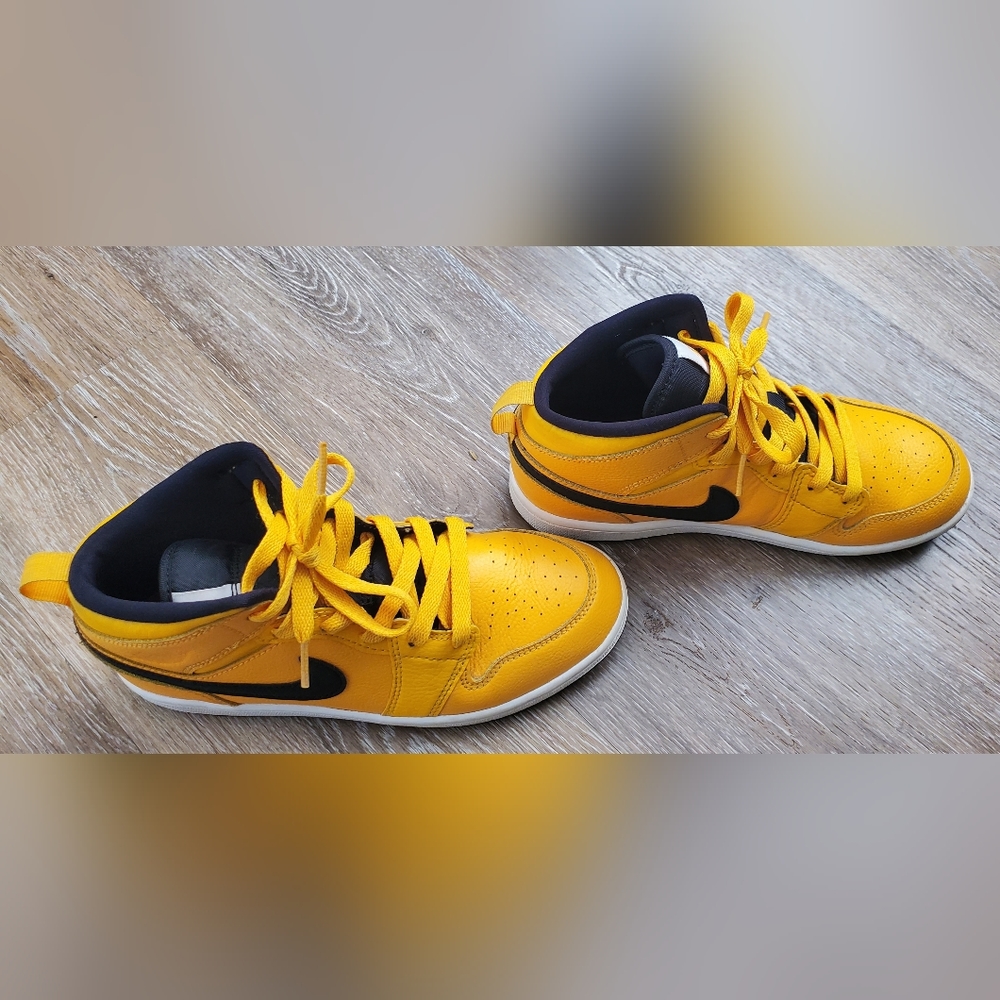 Jordan 1 MidUniversity Gold Black